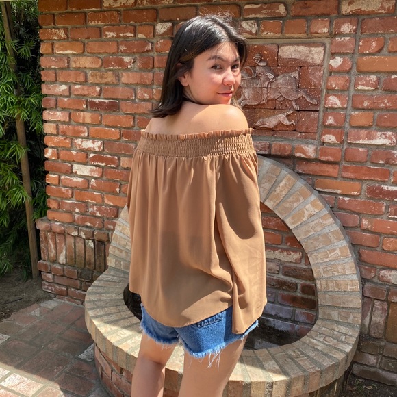 Chiffon goddess blouse with elastic neckline and embroidered floral details - Picture 3 of 5